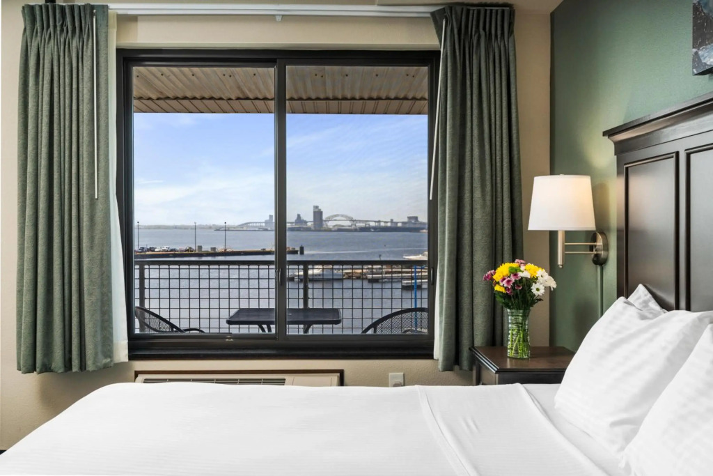 Park Point Marina Inn