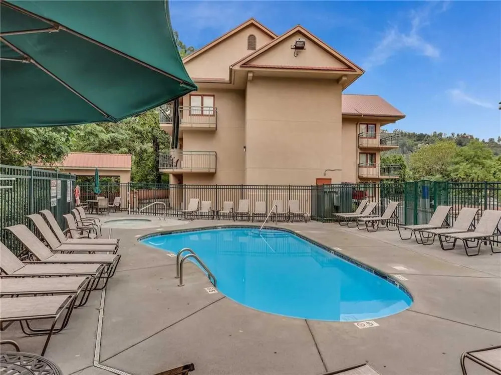 Downtown Delight, 2 Bedrooms, Pool, Hot Tub, Sleeps 6