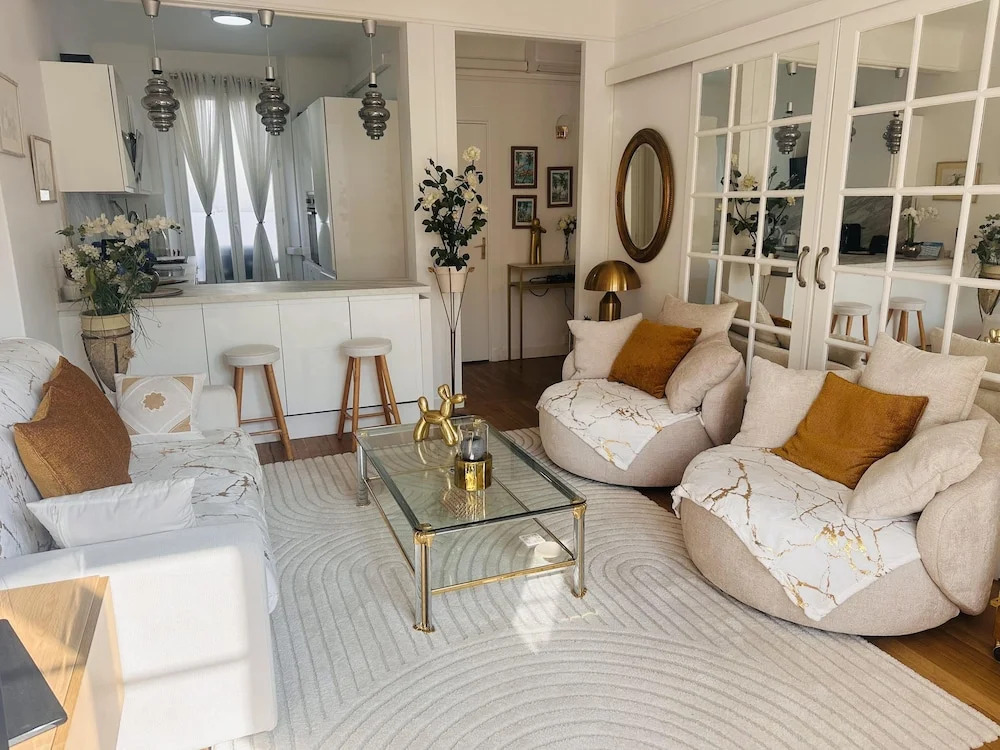 One Bedroom Apartment in Cannes Center a few Steps From the Croisette and the Martinez Hotel - 2032