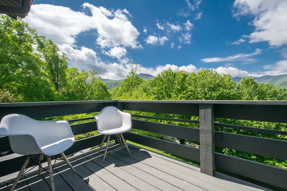 Mountain View 3BR w Sunroom Close to Ski Trails