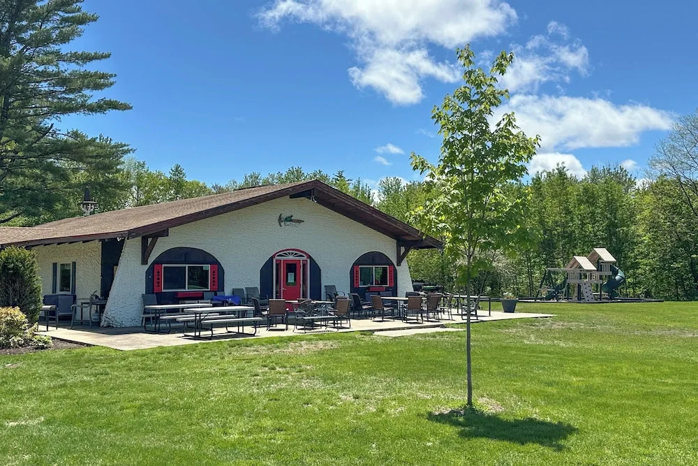 Glen Condo w/ Mountain Views: Walk to Story Land