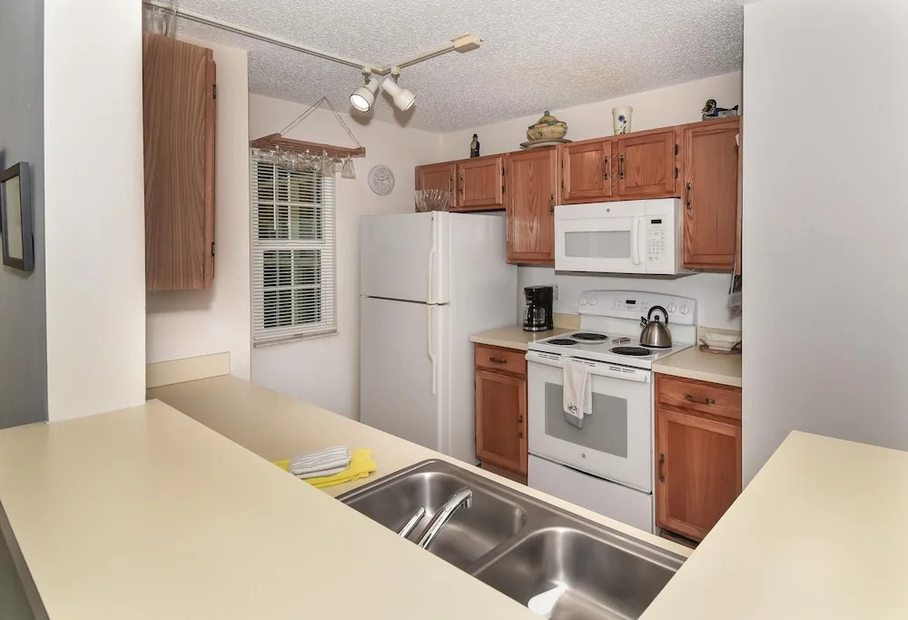 Ground Floor Sun Beach Club - Walking Distance to car Free Beach Sbc884