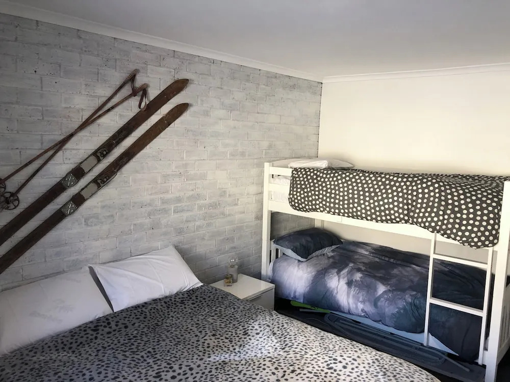1 Bedroom Lawlers 24