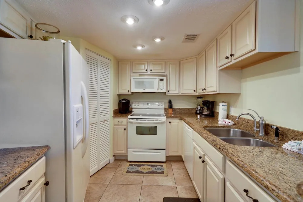 Land's End 208 Building 1 Bay Views / Updated 2 Bdrm Condo!