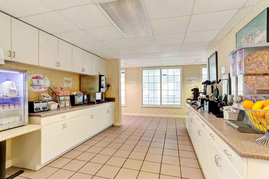 Super 8 by Wyndham Smithfield-Selma