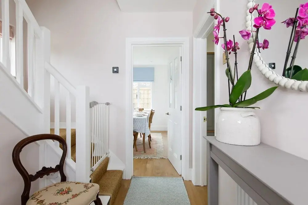 Newly Renovated Cottage 150m from Waterfront