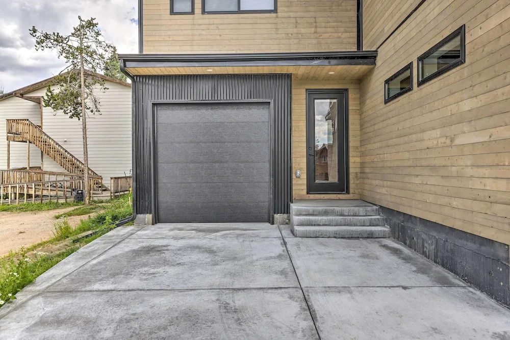 Sleek Fraser Townhome < 8 Mi to Winter Park!