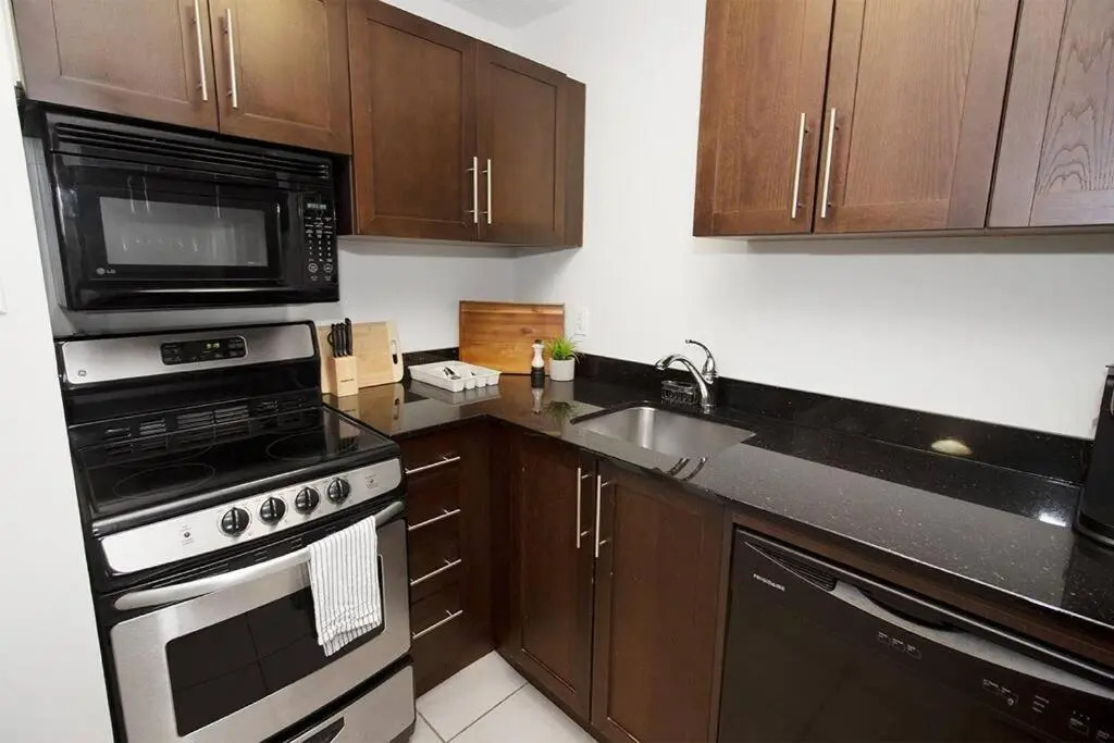 Modern Downtown One-bedroom Suite With Parking