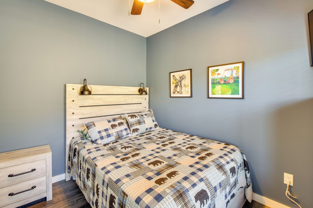 Mtn-view Getaway w/ Deck in Clayton: 1 Mi to Golf!