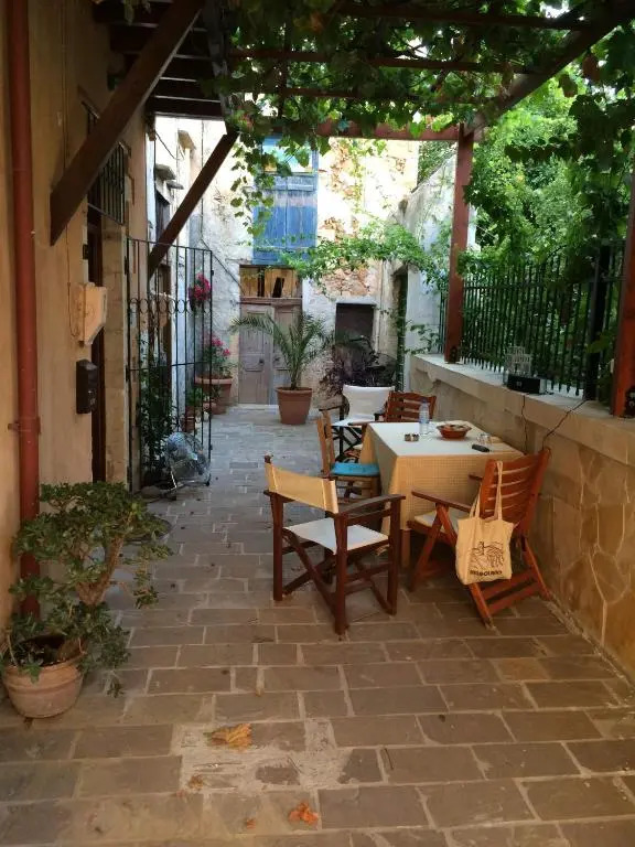 Linda's Convent House and Courtyard