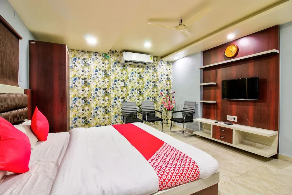 OYO 24872 Hotel Golden Fiesta