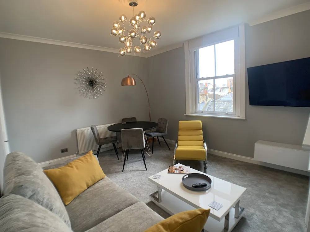 Stylish Central Flat 10Min From Beach