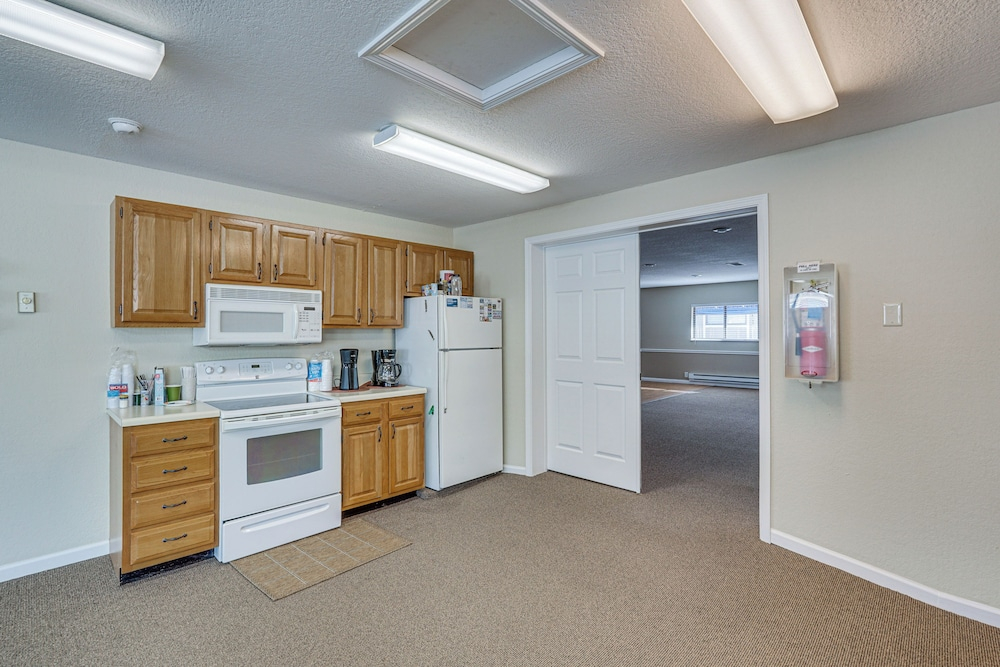 Lakefront Osage Beach Abode w/ Grill & Pool Access
