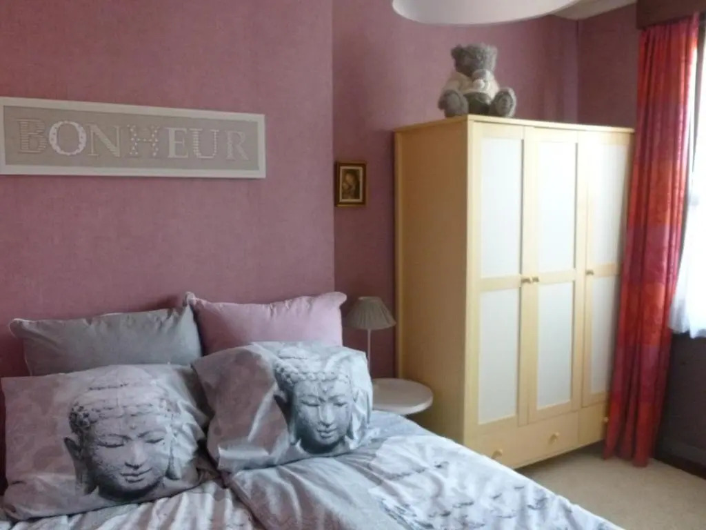 Close to centre, 3 rooms, 2 bathr & wc, free parking & wifi, spacious living area & kitchen