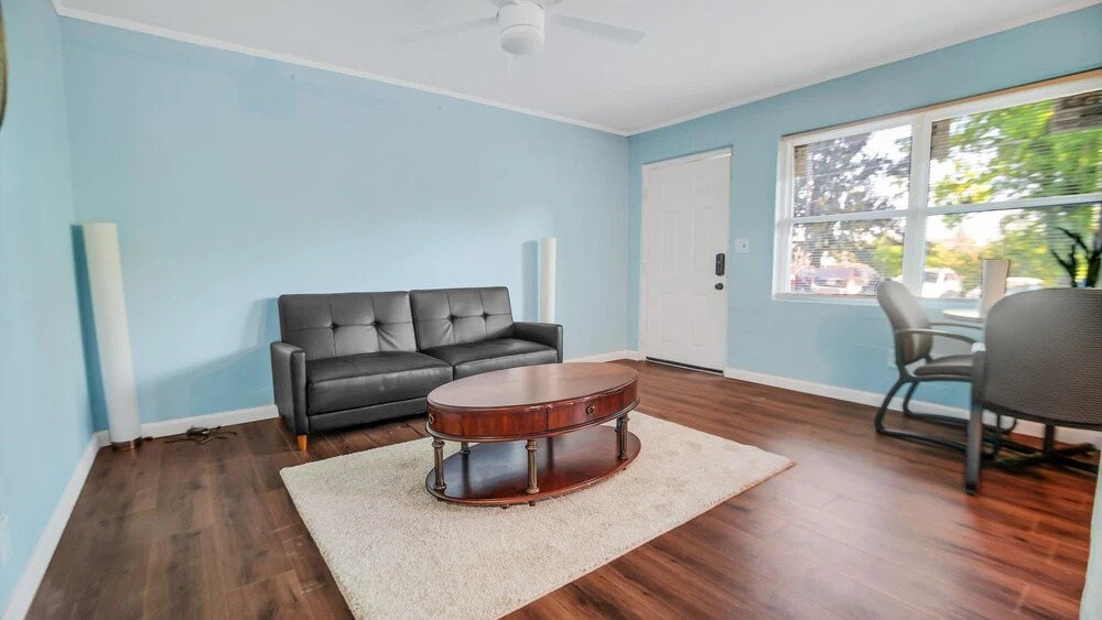 Newly Renovated Luxury Apartment Near Coffee Shops & More! 2 Bedroom Apts by Redawning