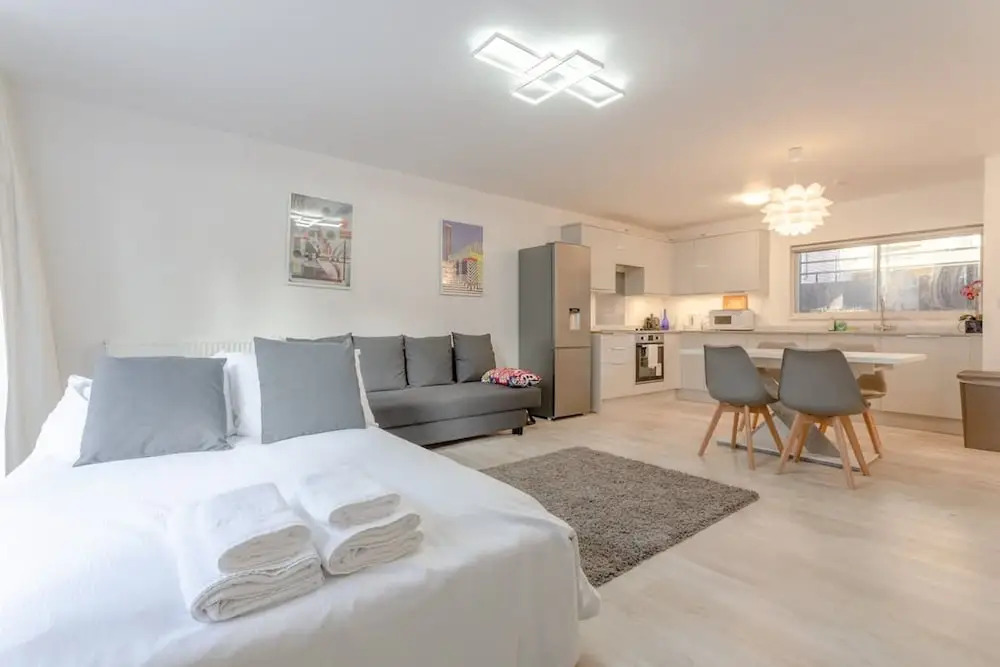 Kensington Gardens 2 Bedroom Flat With a Balcony