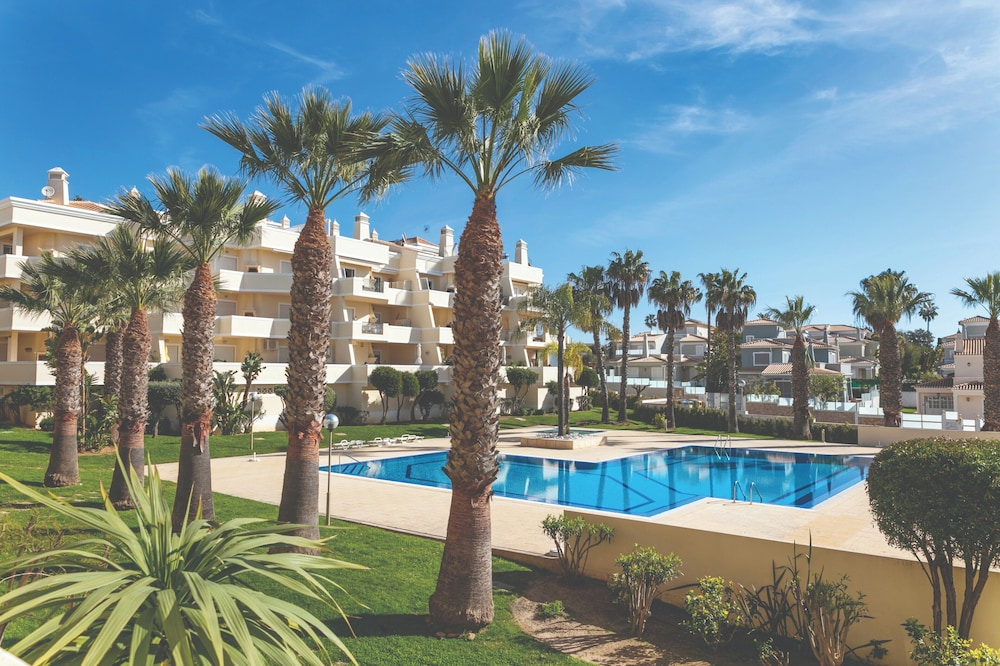 Stylish 2BR Apartment With Pool, Parking & Wifi