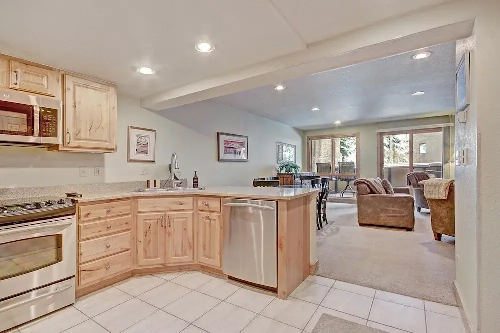 Beautiful Ski-In Ski-Out Condo, Great Location - CM244 by RedAwning