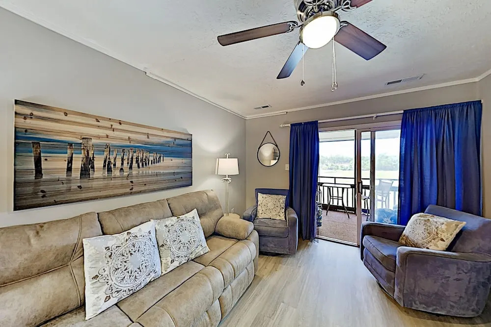 New Listing! Mariners Cove By The Beach 2 Bedroom Condo