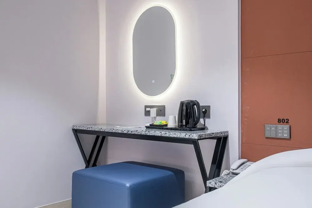 TheWall Hotel
