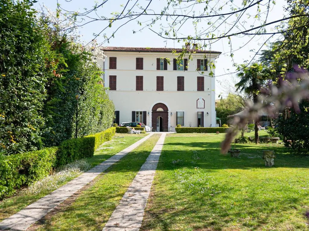 Suite Apartments in Villa del 1700