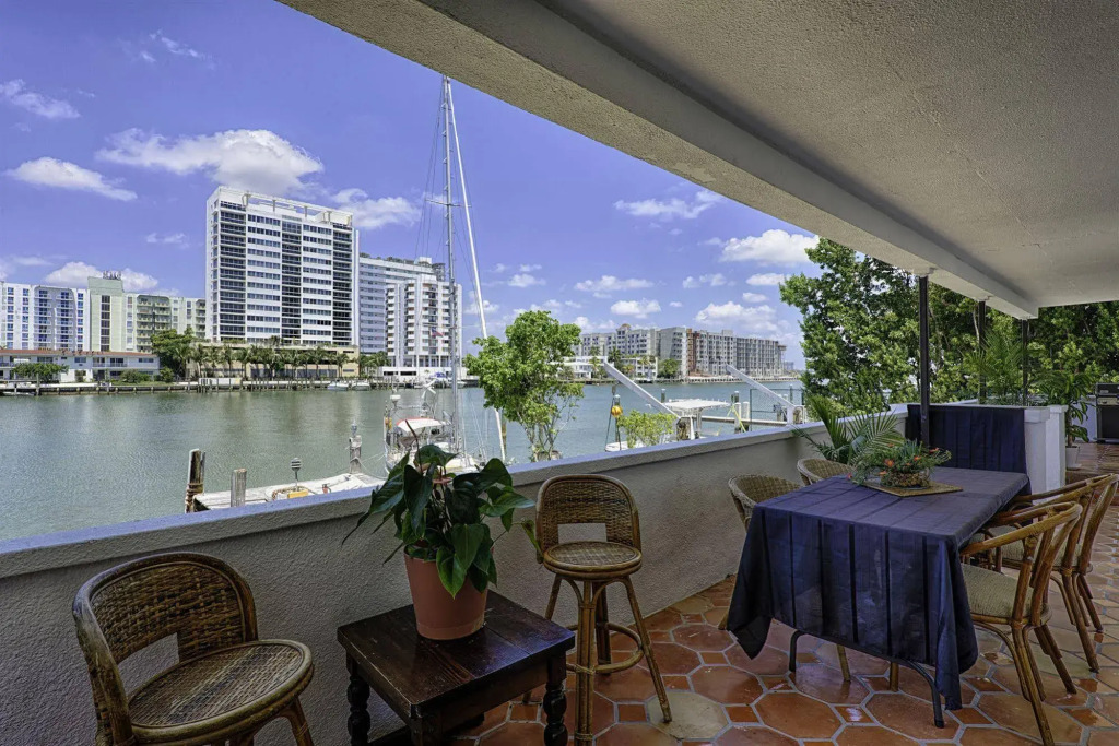 Miami Whitehouse Apartments