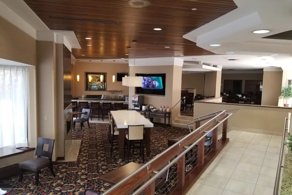 Отель RL Cleveland Airport West