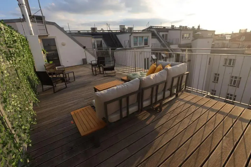 Sunny & large Penthouse with View above Vienna DG6