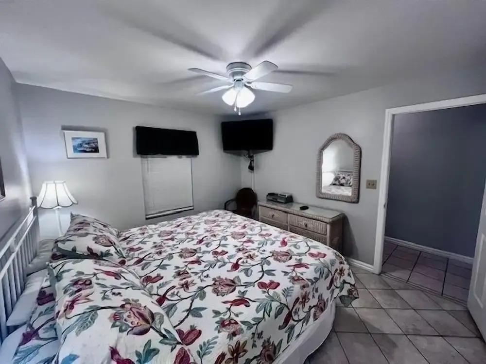 Pelican Beach 0404 1 Bedroom Condo by Pelican Beach Management
