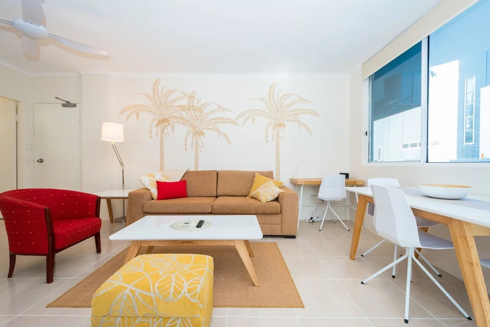 Private G/F 1 bedroom Carlton Apartment Cross the Road to Beach