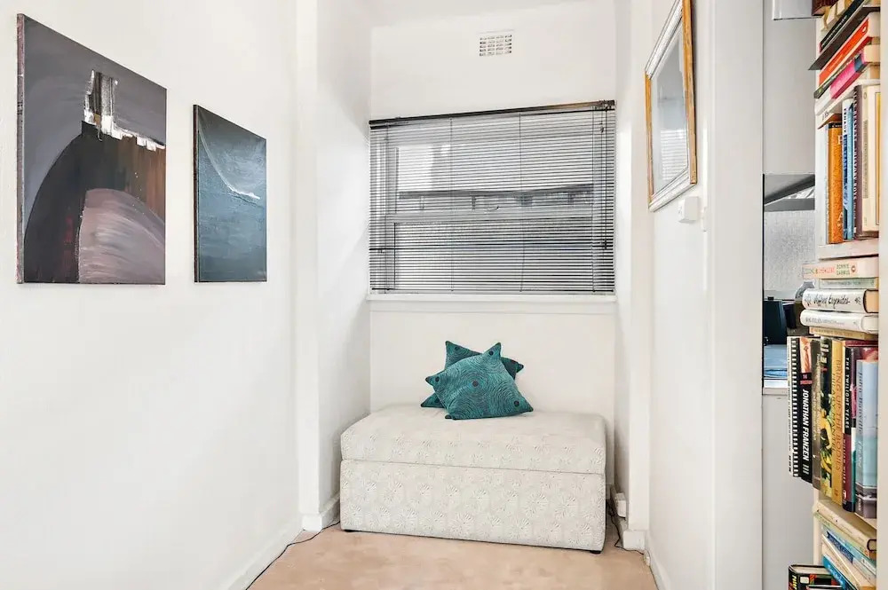 Sunny 1-bed With Parking Near Arts Precinct