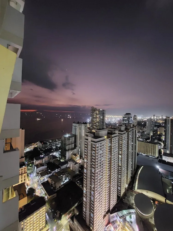 Budget Stay with Bay & City Lights View