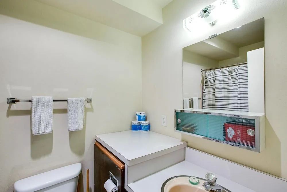 37sll - Economical - Convenient - Kitchenette - Sleeps 2 1 Bedroom Condo by Redawning