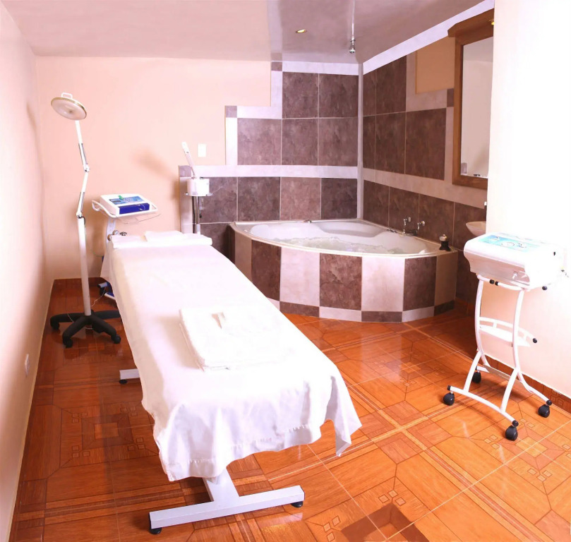 Charlies Place Hotel & Spa