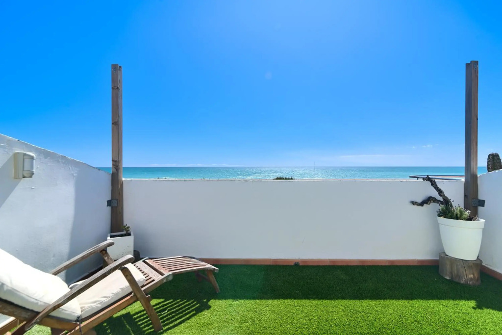 Adosado frente al mar con piscina privada