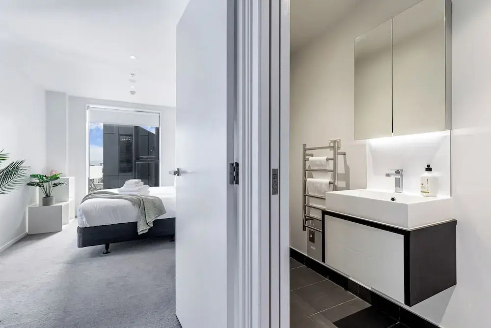 Pool, Gym & Modern 2BR Sky Tower View Zodiak Stays