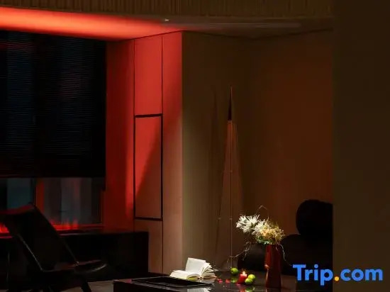 Yi Chi · Particle Hotel (Huayuan Garden Shopping Mall Songhua Road Subway Station Store)
