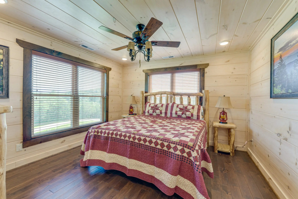 T-Bears Cabin: Hot Tub, Game Room, Theater Room