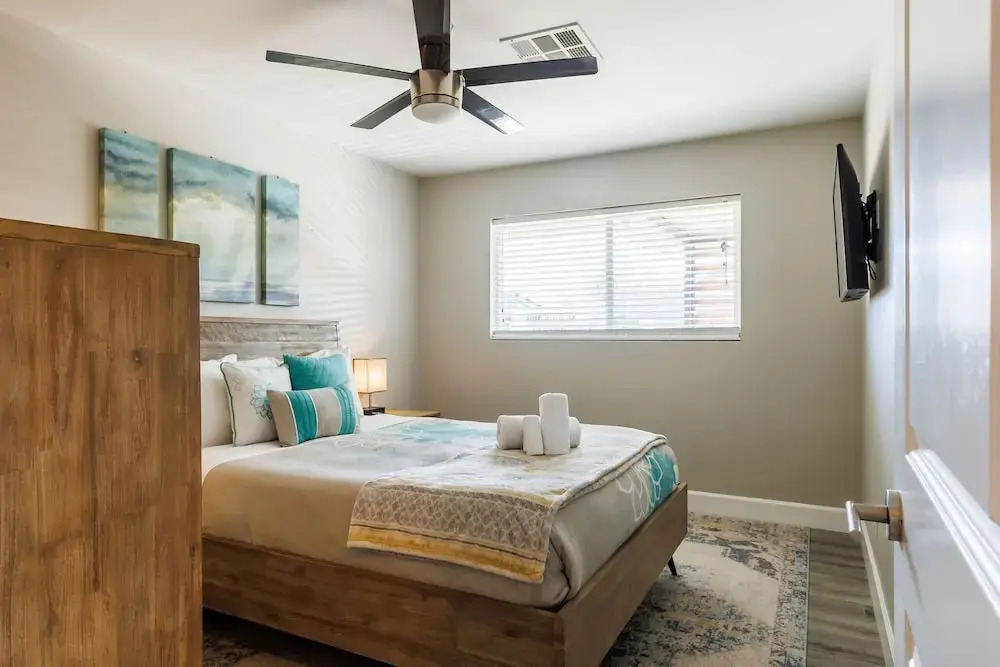 4BR Sleeps 8 Heated Pool Yard Games Bbq!