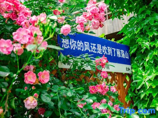 Yaqiu Courtyard Featured Hostel