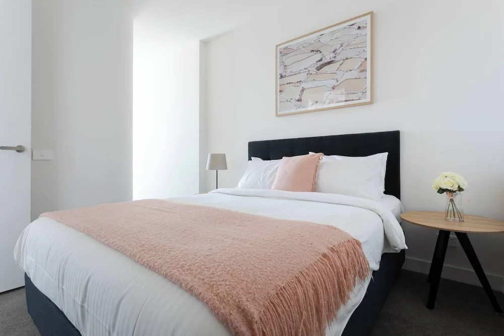 Southbank 2BR High City Views Enjoy Wine, Gym, Pool, Wifi