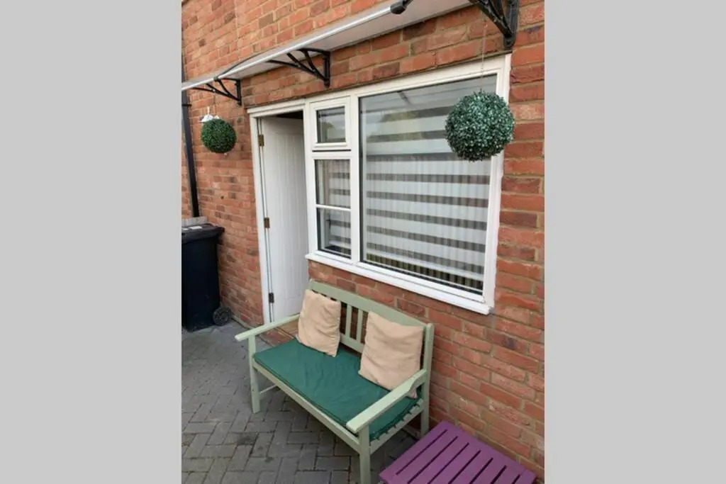 Comfy 2 bed house located at Wareham train station