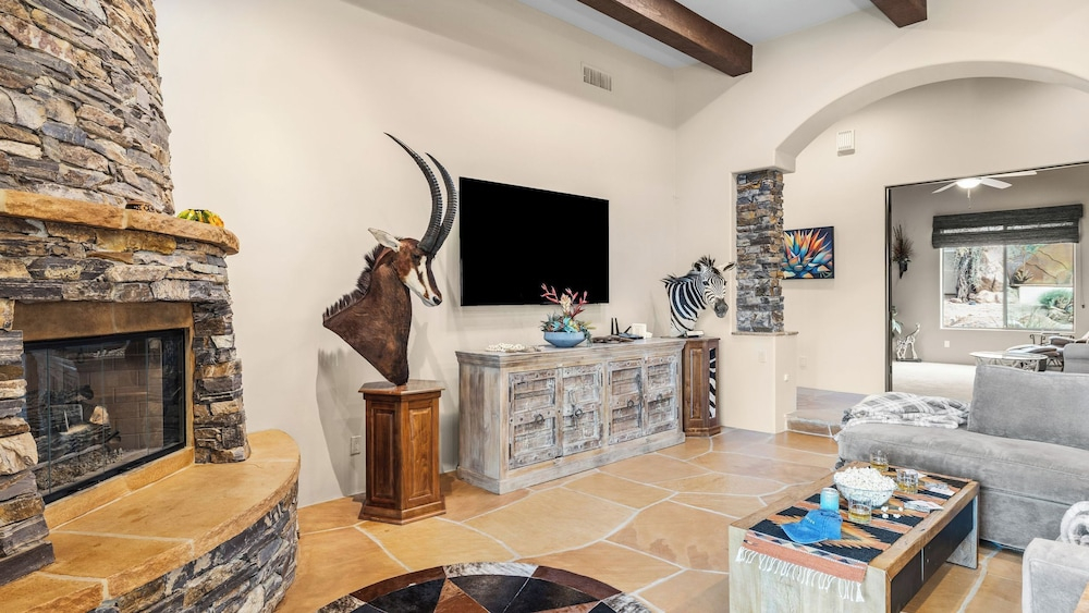 5bdr Oasis w/ Waterfall Pool, Hot Tub, Desert View Desert Cascase by Avantstay