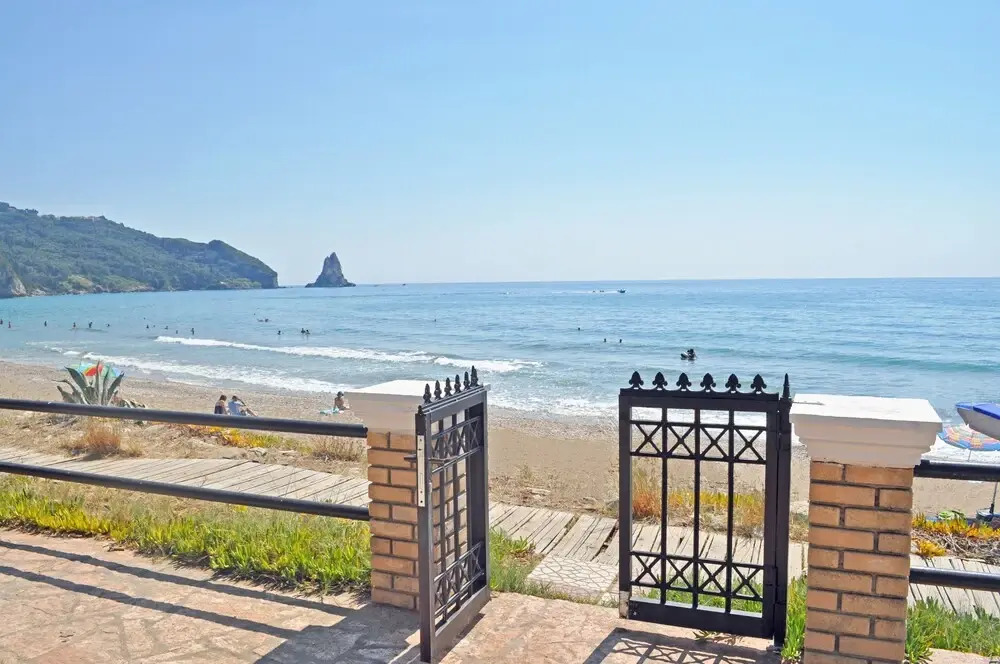 Beachfront holiday Houses Yannis on Agios Gordios beach
