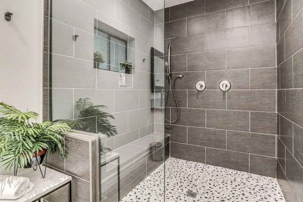 New Listing! Spacious 4br Haven W/ Private Pool 4 Bedroom Home
