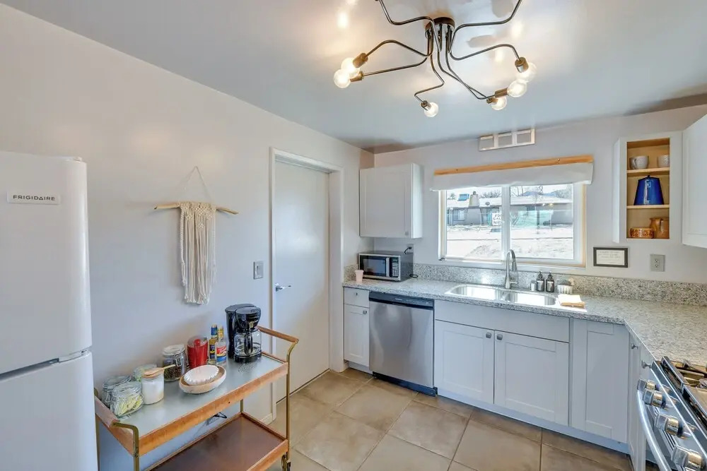 Joshua Tree Vacation Home with Private Hot Tub!