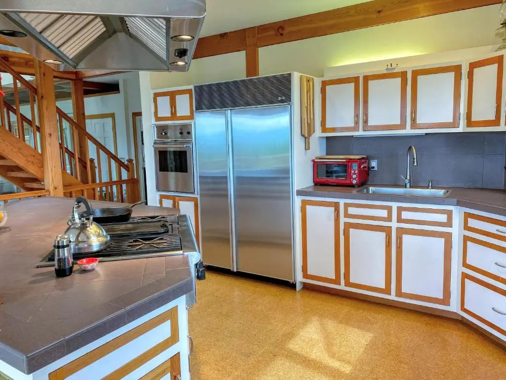NEW!! Stunning home with breathtaking views, outdoor cedar sauna, great location!