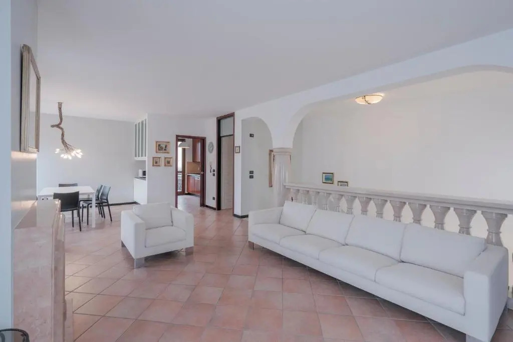 Casa Mary Tre - attico con terrazza a 2 passi dal lago