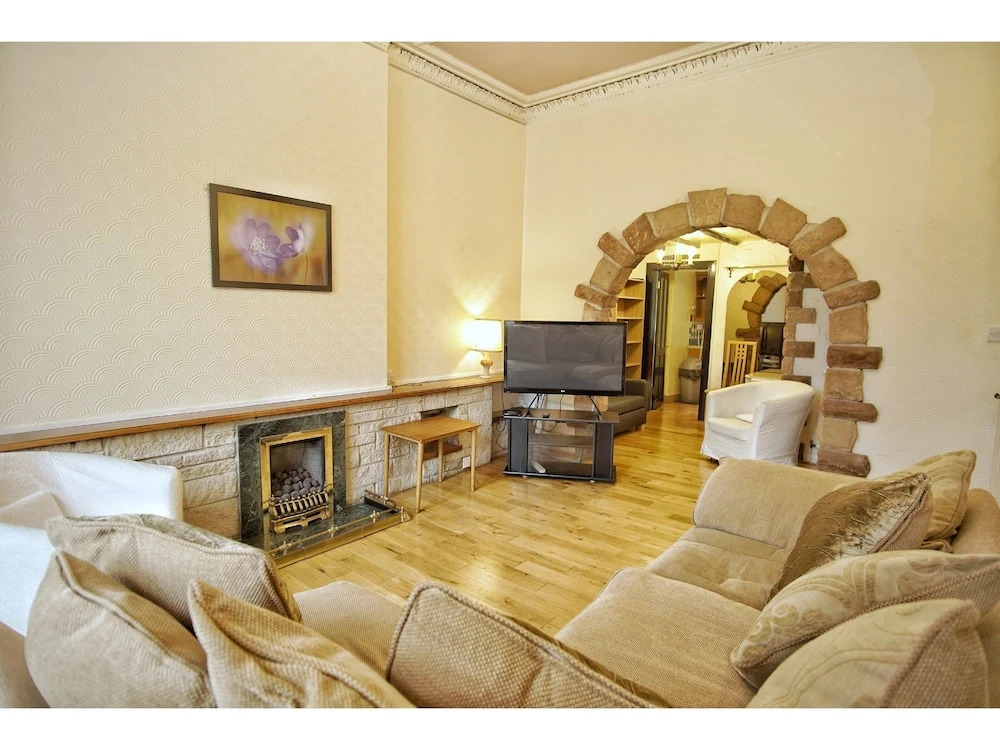 Spacious 2 Bedroom Flat, Leith Walk