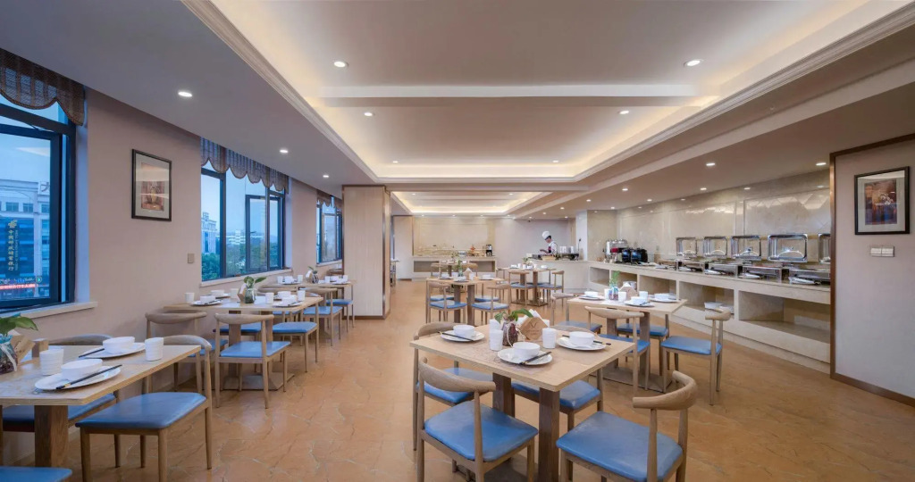 Vienna Hotel (Pu'er High-Speed Railway Station Meizi Lake Park)